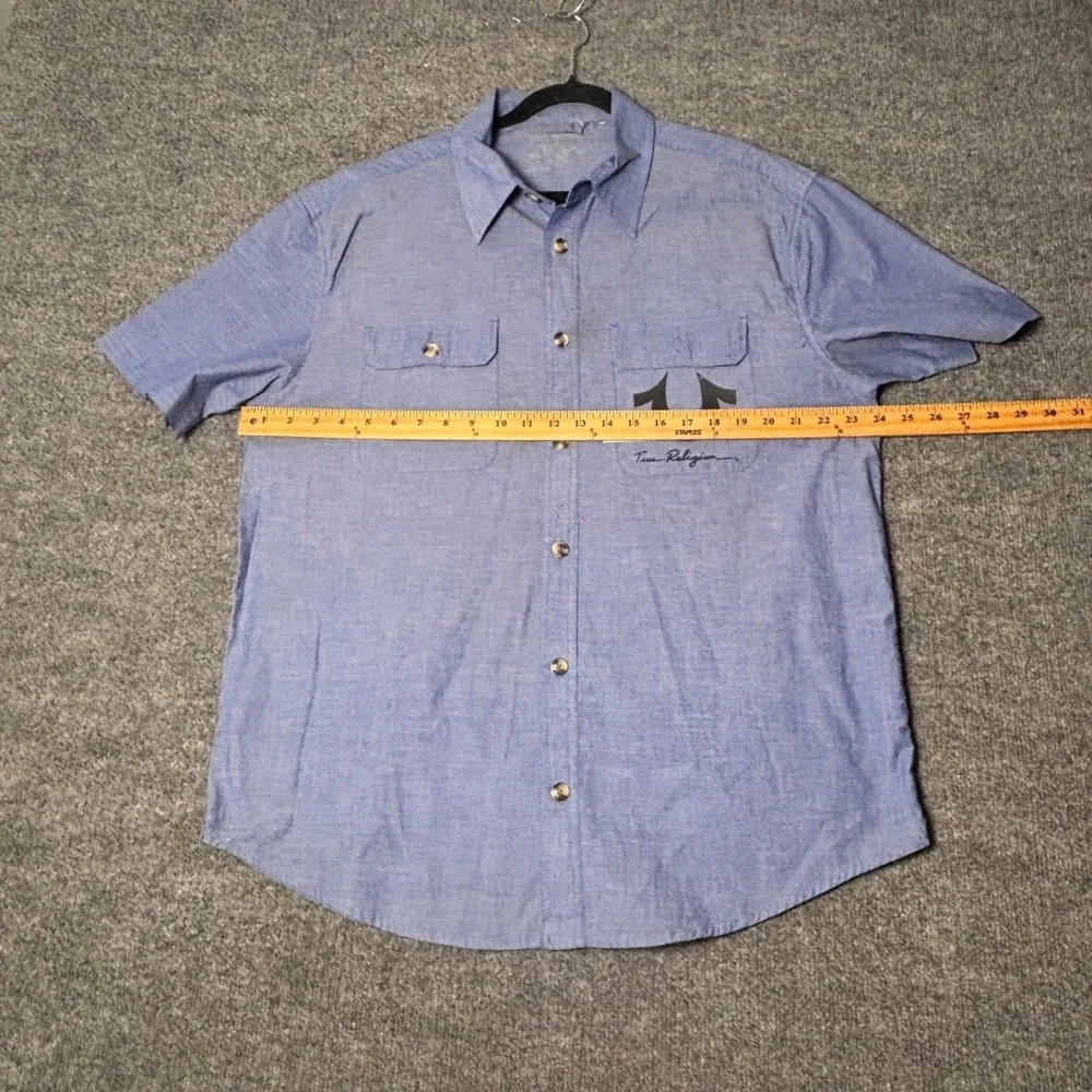 True Religion Button Up Men's L Blue Chambray Short‎ Sleeve Logo Graphic Shirt
